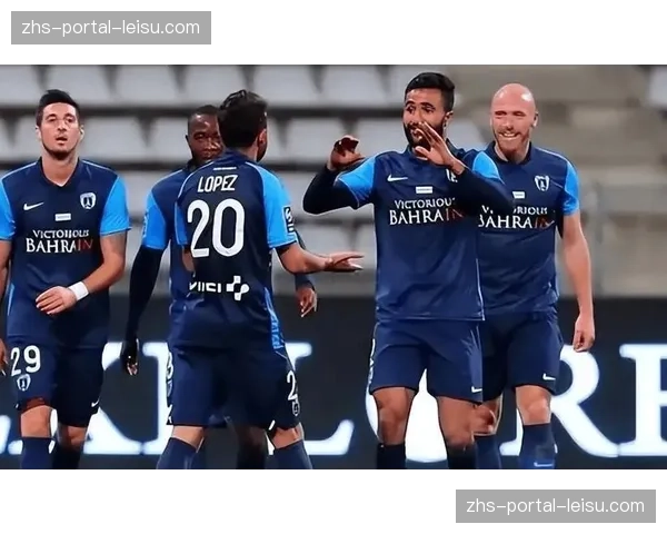 斯特拉斯堡对阵勒阿弗尔比赛中,因球迷投掷烟火比赛中断十分钟。 斯特拉斯堡对阵勒阿弗尔比赛中,因球迷投掷烟火比赛中断十分钟。